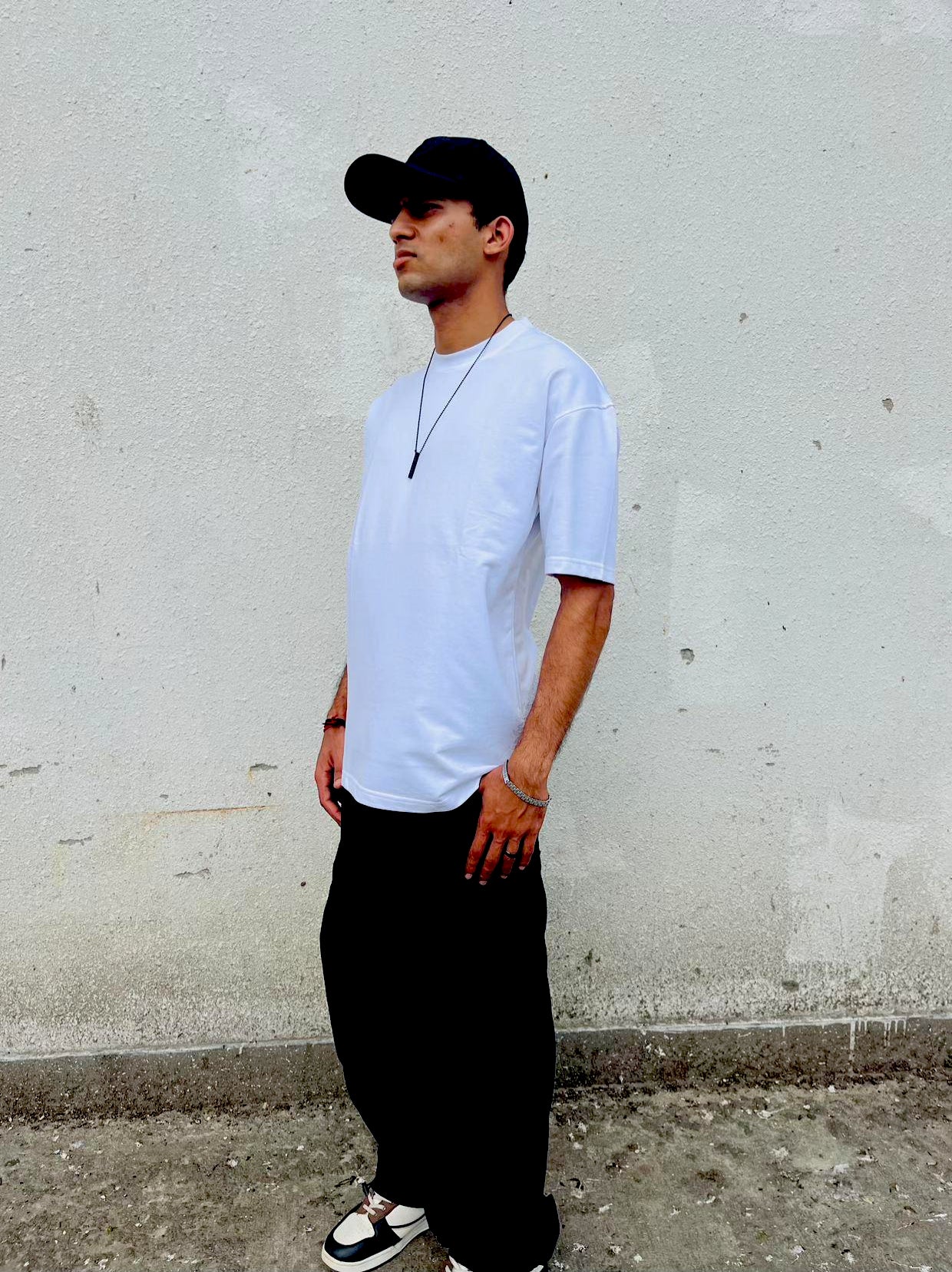 Stitchung and white oversize t-shirt